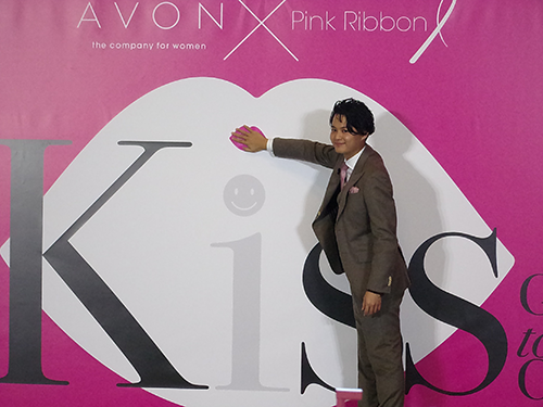 記念撮影用のボードと花田優一さん